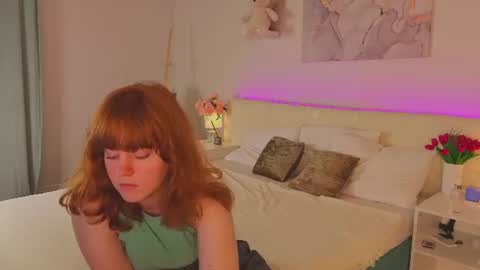 reneefoxy_ online show from June 12, 3:03 am
