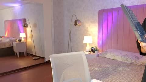 robin D online show from September 19, 1:43 pm