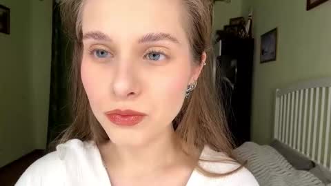 Mia online show from December 14, 7:14 am