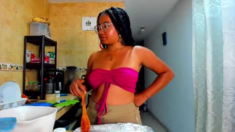 Snapshot of romantic_stargirl chatting on October 16, 12:35 am Is A Belle online show from October 16, 12:35 am