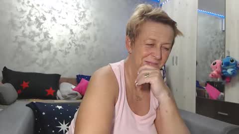 Lovepinklilly online show from April 3, 5:11 pm