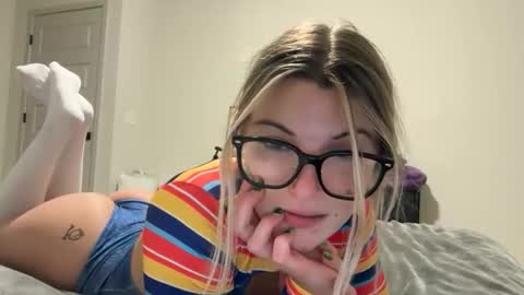 Snapshot of rosiecheeksxoxo chatting on October 22, 12:59 am Rosie online show from October 22, 12:59 am