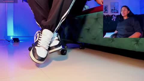 rosyejones online show from December 2, 3:19 am