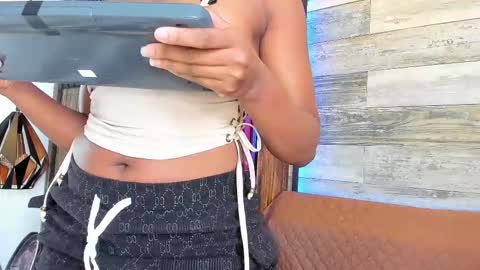 rouselux online show from February 25, 3:43 pm