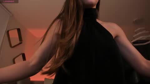 Roxanne Hill  online show from February 28, 11:42 am