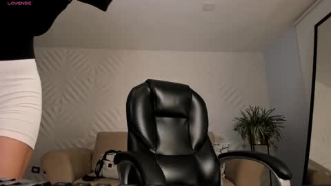 Roxanne Hill  online show from February 18, 12:04 pm