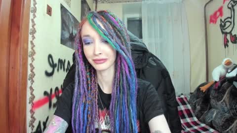 Snapshot of roxy_silver chatting on December 12, 8:21 pm Roxy online show from December 12, 8:21 pm