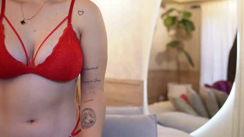 Snapshot of roxy_vega chatting on October 6, 12:33 pm Roxy  online show from October 6, 12:33 pm