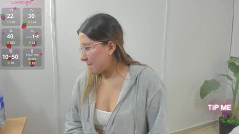 Snapshot of saaya_tay chatting on September 23, 3:15 am saaya_tay online show from September 23, 3:15 am