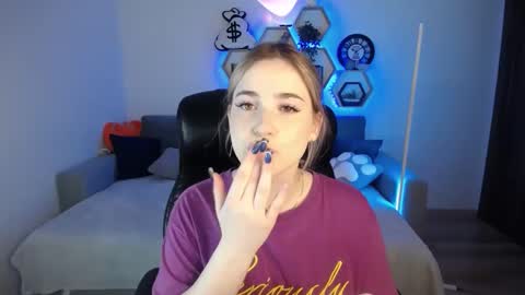 Snapshot of sabrinviolet chatting on December 24, 9:06 am Sabrina Violet online show from December 24, 9:06 am