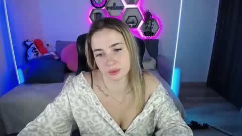 Snapshot of sabrinviolet chatting on September 16, 8:33 am Sabrina Violet online show from September 16, 8:33 am