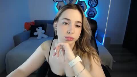 Snapshot of sabrinviolet chatting on February 1, 9:11 am Sabrina Violet online show from February 1, 9:11 am