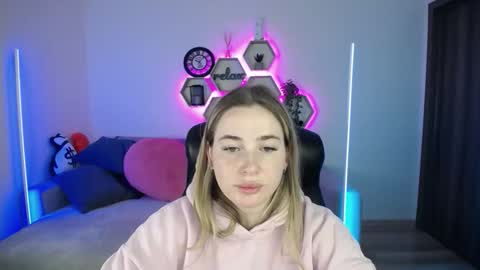 Snapshot of sabrinviolet chatting on September 19, 8:02 am Sabrina Violet online show from September 19, 8:02 am