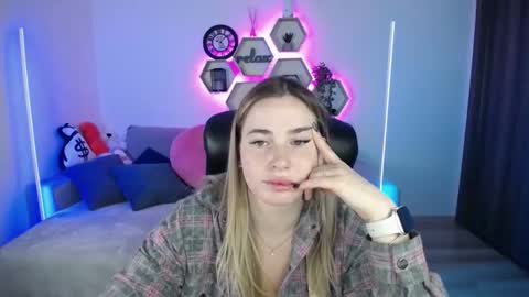 Snapshot of sabrinviolet chatting on September 12, 8:01 am Sabrina Violet online show from September 12, 8:01 am