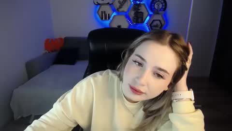 Snapshot of sabrinviolet chatting on December 15, 9:35 am Sabrina Violet online show from December 15, 9:35 am