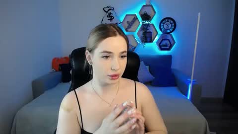 Snapshot of sabrinviolet chatting on February 4, 9:07 am Sabrina Violet online show from February 4, 9:07 am