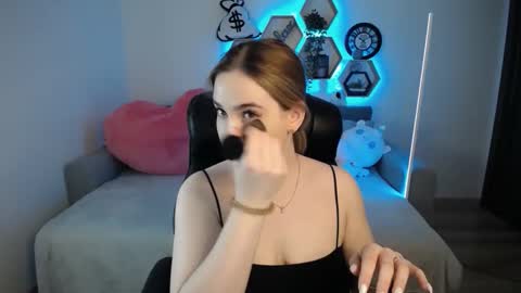 Snapshot of sabrinviolet chatting on February 16, 9:04 am Sabrina Violet online show from February 16, 9:04 am
