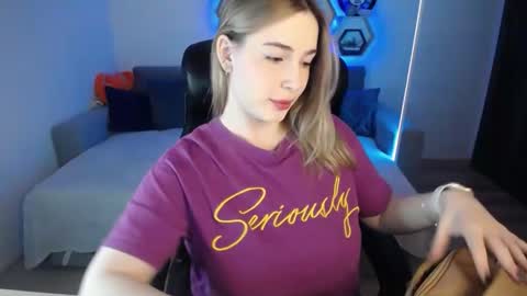 Snapshot of sabrinviolet chatting on December 22, 9:11 am Sabrina Violet online show from December 22, 9:11 am