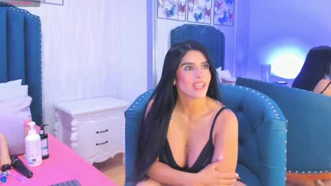 Snapshot of samara_warren chatting on December 18, 11:45 am Samara Warren online show from December 18, 11:45 am