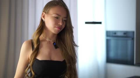 Vivienne online show from May 12, 3:26 am