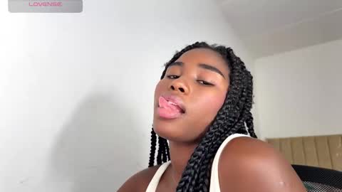 Snapshot of sara_muscle chatting on October 2, 11:43 pm Sara online show from October 2, 11:43 pm
