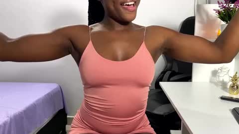Snapshot of sara_muscle chatting on February 6, 1:38 am Sara online show from February 6, 1:38 am