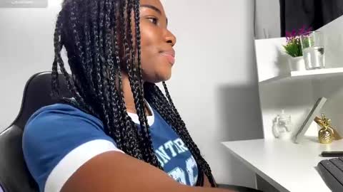 Snapshot of sara_muscle chatting on January 8, 9:55 pm Sara online show from January 8, 9:55 pm