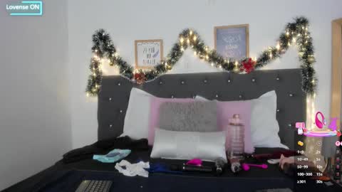 Sara  online show from December 18, 7:18 pm