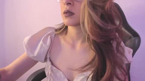 sara_roades online show from November 12, 9:46 pm