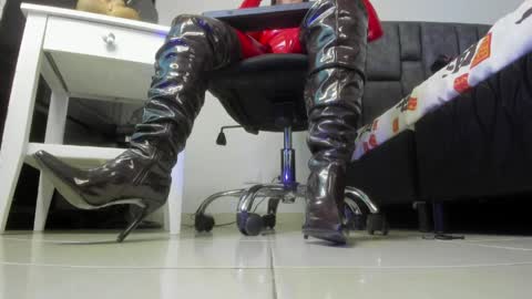 Sarah online show from April 10, 5:30 pm