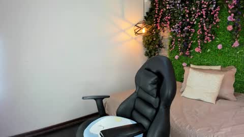 Sarah Deyvis online show from December 15, 1:38 pm