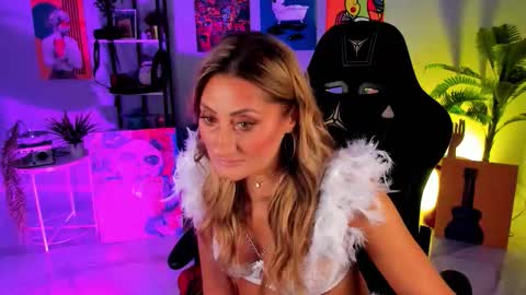 Divine Sarah NONUDE model online show from November 1, 1:37 pm