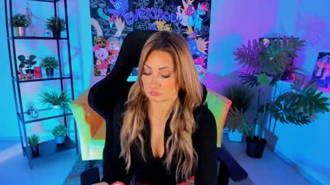 Divine Sarah NONUDE model online show from December 27, 11:50 am