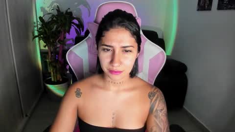 Snapshot of saratukkerr chatting on November 2, 1:42 am saratukkerr online show from November 2, 1:42 am