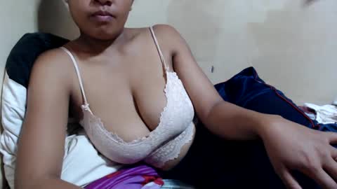 Snapshot of saronette chatting on December 17, 7:07 am saronette online show from December 17, 7:07 am