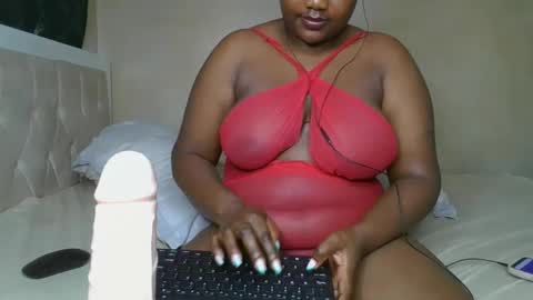 Snapshot of sassie_bee chatting on December 20, 11:58 pm sassie_bee online show from December 20, 11:58 pm