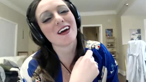 Snapshot of satine_moane chatting on February 4, 9:07 am Satine online show from February 4, 9:07 am