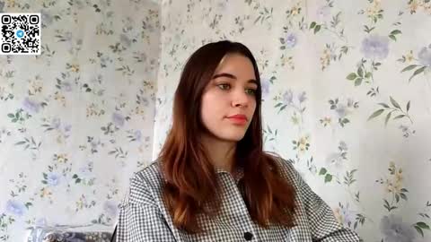 Snapshot of scarlet1flowers chatting on October 23, 8:31 am Kira online show from October 23, 8:31 am