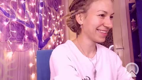 Helen online show from December 5, 3:28 pm