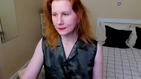 Snapshot of seductive_foxy_ chatting on September 21, 4:11 am seductive_foxy_ online show from September 21, 4:11 am