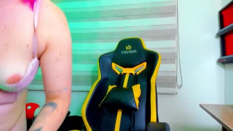 Yeyis  online show from November 25, 4:42 pm