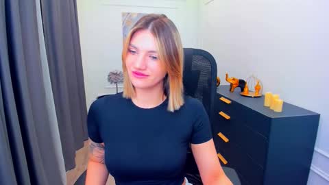 selenaemoore online show from March 16, 3:42 am