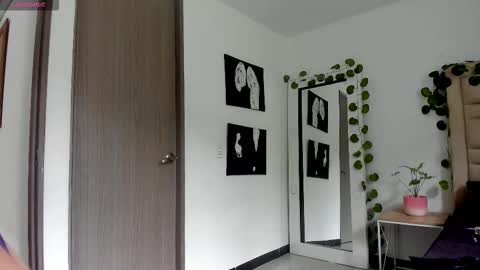 Selyn online show from February 6, 4:21 pm