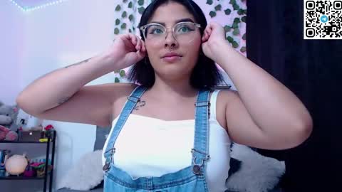 Snapshot of sensual_flame chatting on January 1, 7:30 am Camille and sophie online show from January 1, 7:30 am