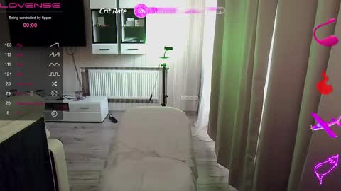 Snapshot of serenamilss chatting on February 23, 11:15 am serenamilss online show from February 23, 11:15 am