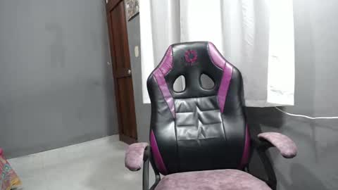 Snapshot of serene_bond chatting on October 8, 12:04 am serene online show from October 8, 12:04 am