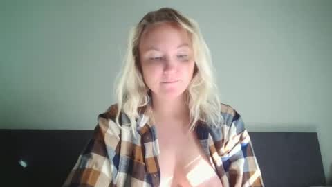 Snapshot of sexiirose22 chatting on October 9, 2:54 pm Rose online show from October 9, 2:54 pm