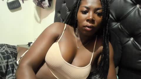Snapshot of sexyhotblack21 chatting on December 18, 11:13 am hotebony online show from December 18, 11:13 am