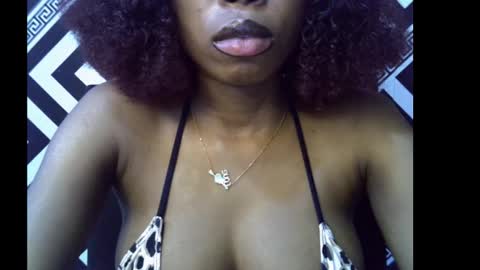 Snapshot of sezy_petite chatting on October 4, 11:09 pm Wealth online show from October 4, 11:09 pm