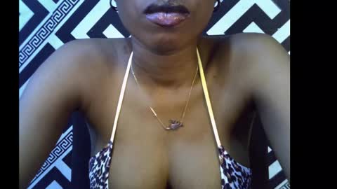 Snapshot of sezy_petite chatting on October 17, 7:39 pm Wealth online show from October 17, 7:39 pm